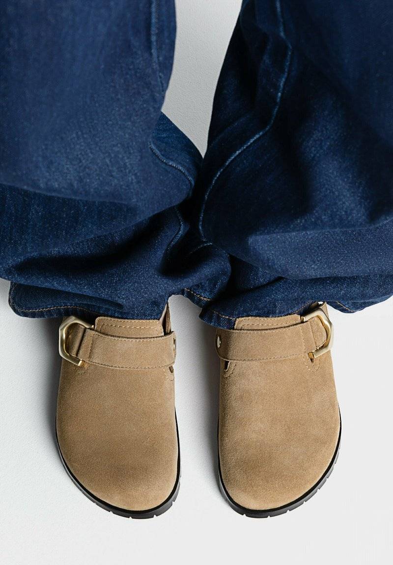 Stradivarius Stradivarius WITH BUCKLE DETAILS - Clogs - beige Neuheiten