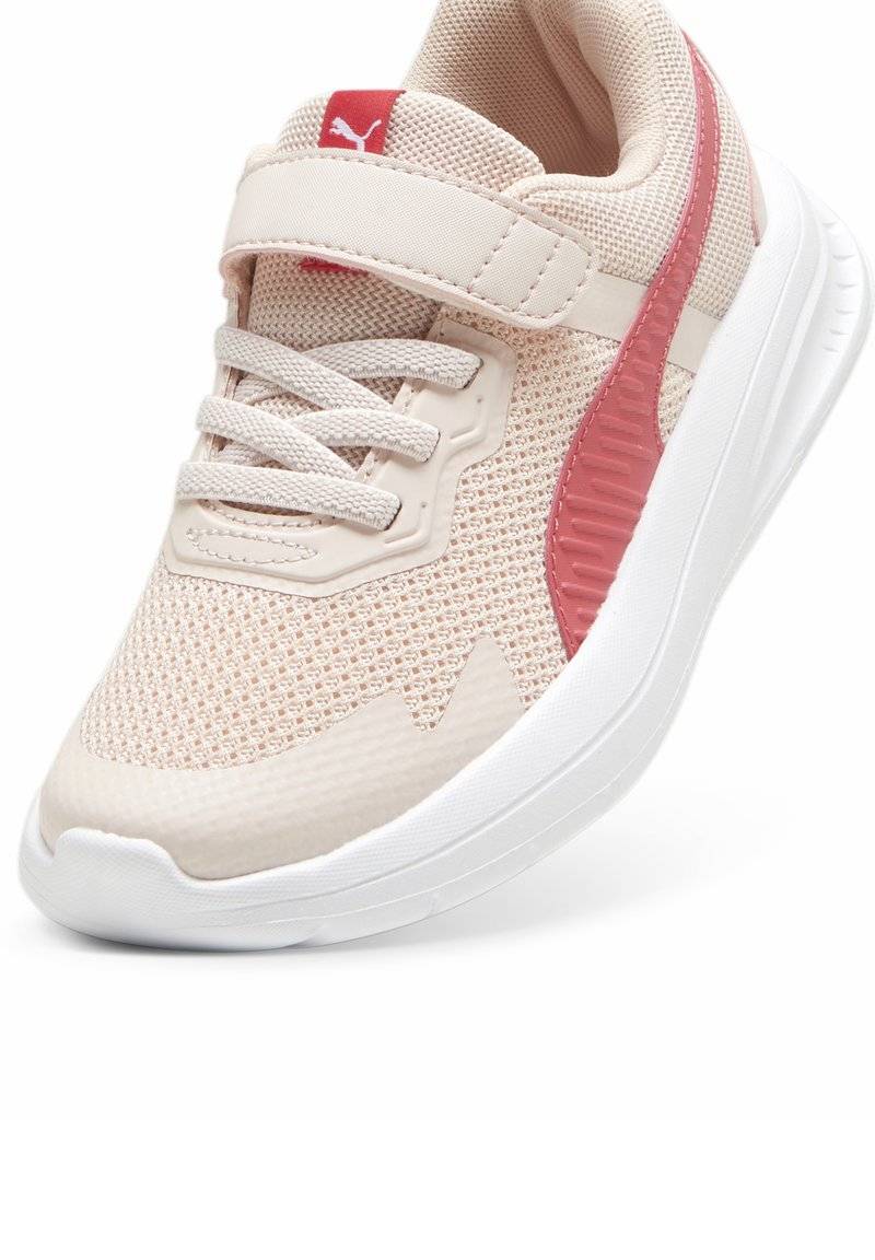 Puma Puma EVOLVE - Stability running shoes - island pink white tart cherry Räumungsverkauf