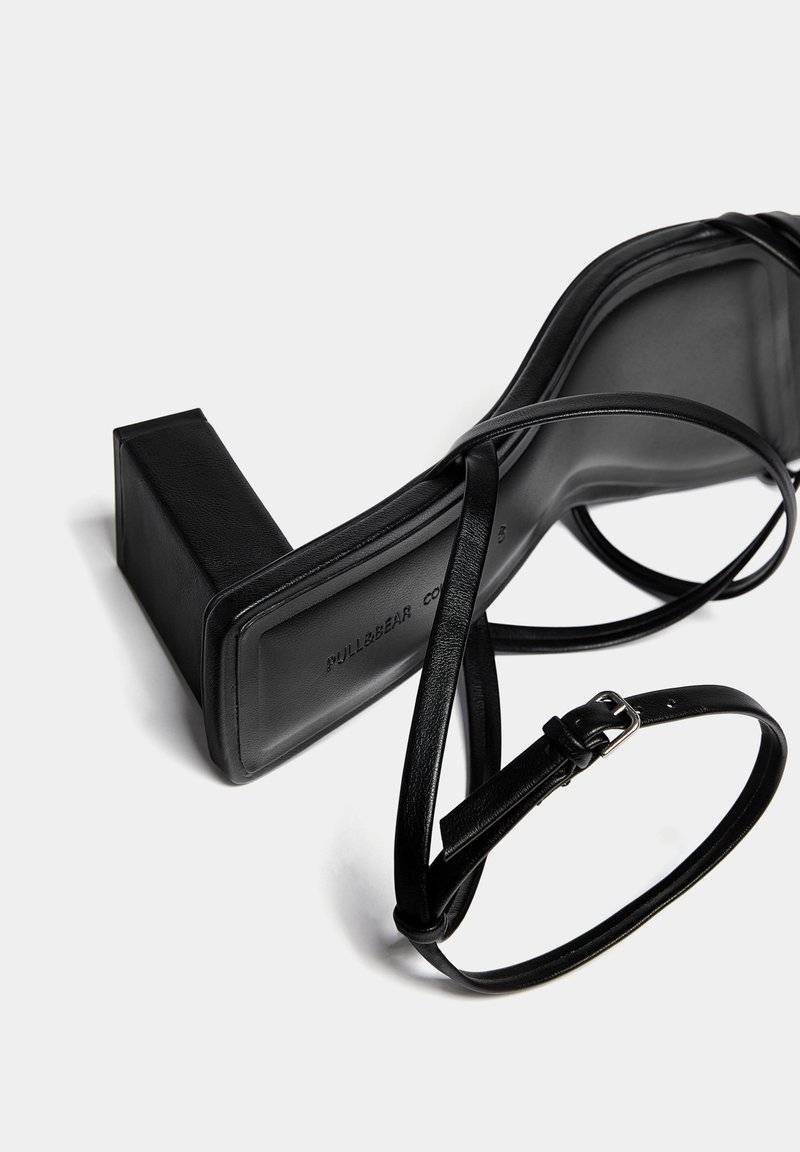 PULL&BEAR PULL&BEAR WITH CROSSOVER STRAPS - Sandals - black VIP-Rabatte