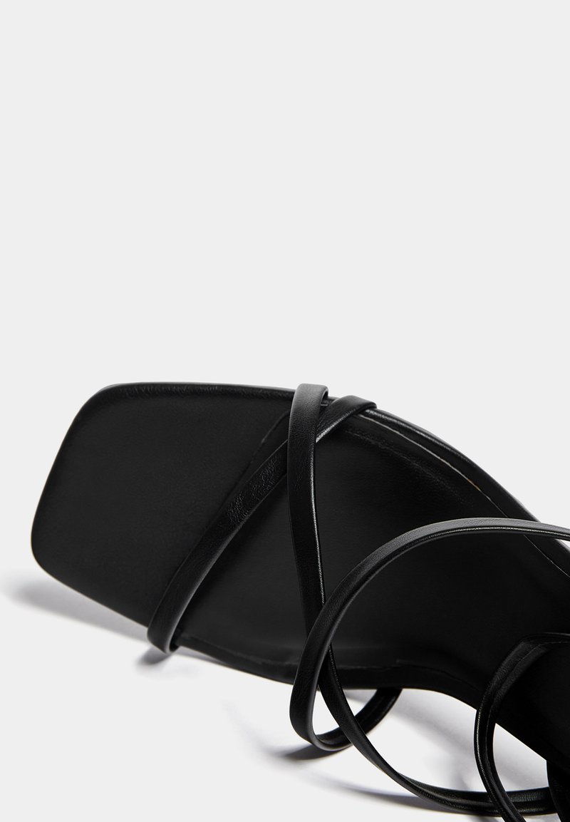 PULL&BEAR PULL&BEAR WITH CROSSOVER STRAPS - Sandals - black VIP-Rabatte