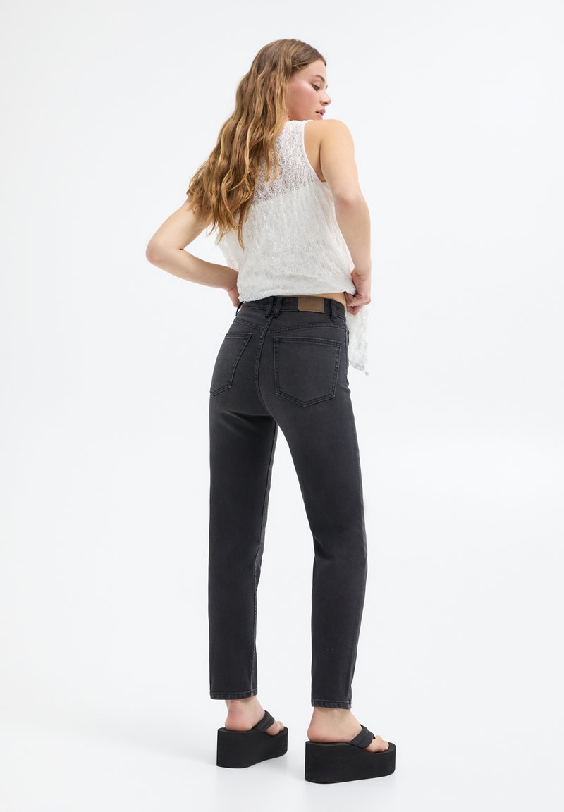 PULL&BEAR PULL&BEAR BASIC MOM COMFORT - Straight leg jeans - black Limitierter Zeitrabatt