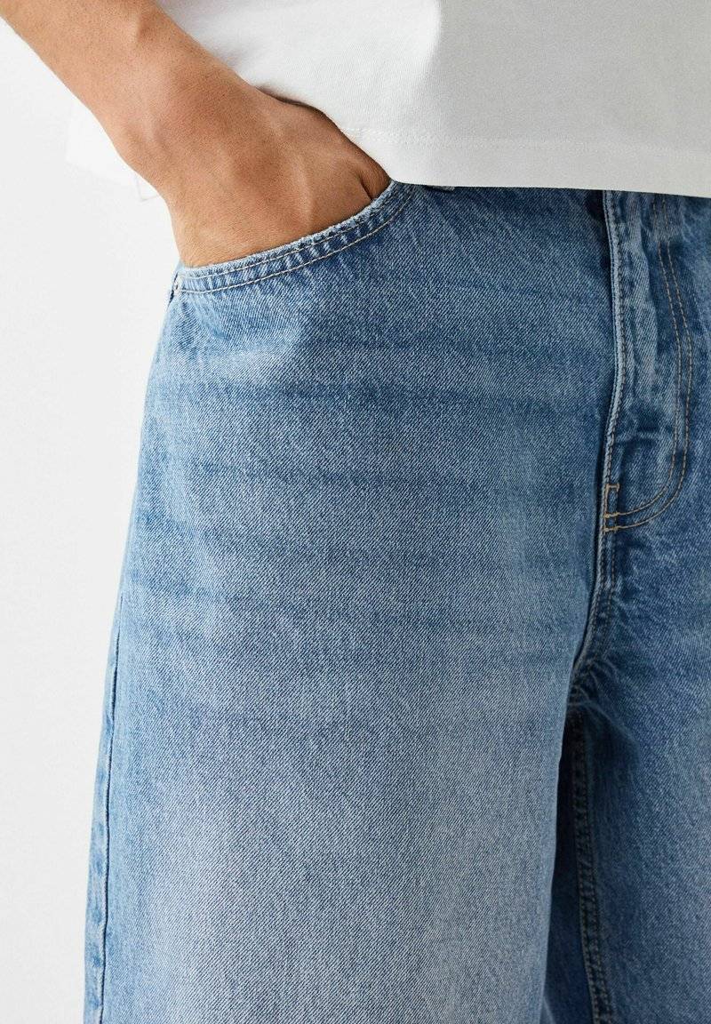 Bershka Bershka BAGGY BERMUDA - Denim shorts - lightblue denim Black Friday