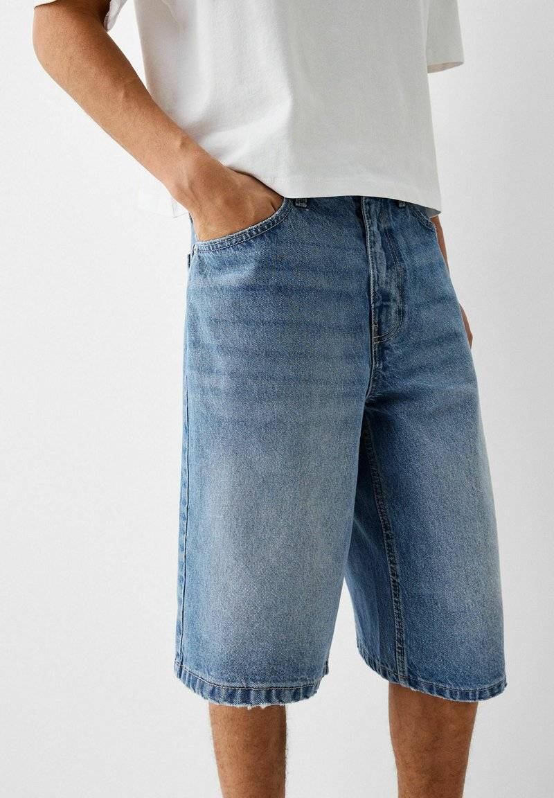 Bershka Bershka BAGGY BERMUDA - Denim shorts - lightblue denim Black Friday