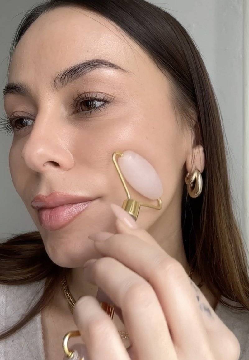 ARI ANWA Skincare ARI ANWA Skincare THE GLOW KIT ROSE – FACE YOGA SET: GUA SHA, ROSENQUARZ ROLLER & 3D MASSAGER - Skincare set - rosa Angebote