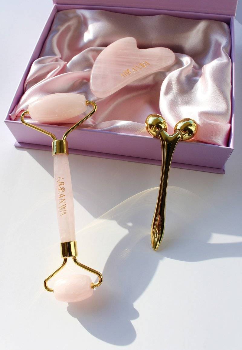 ARI ANWA Skincare ARI ANWA Skincare THE GLOW KIT ROSE – FACE YOGA SET: GUA SHA, ROSENQUARZ ROLLER & 3D MASSAGER - Skincare set - rosa Angebote