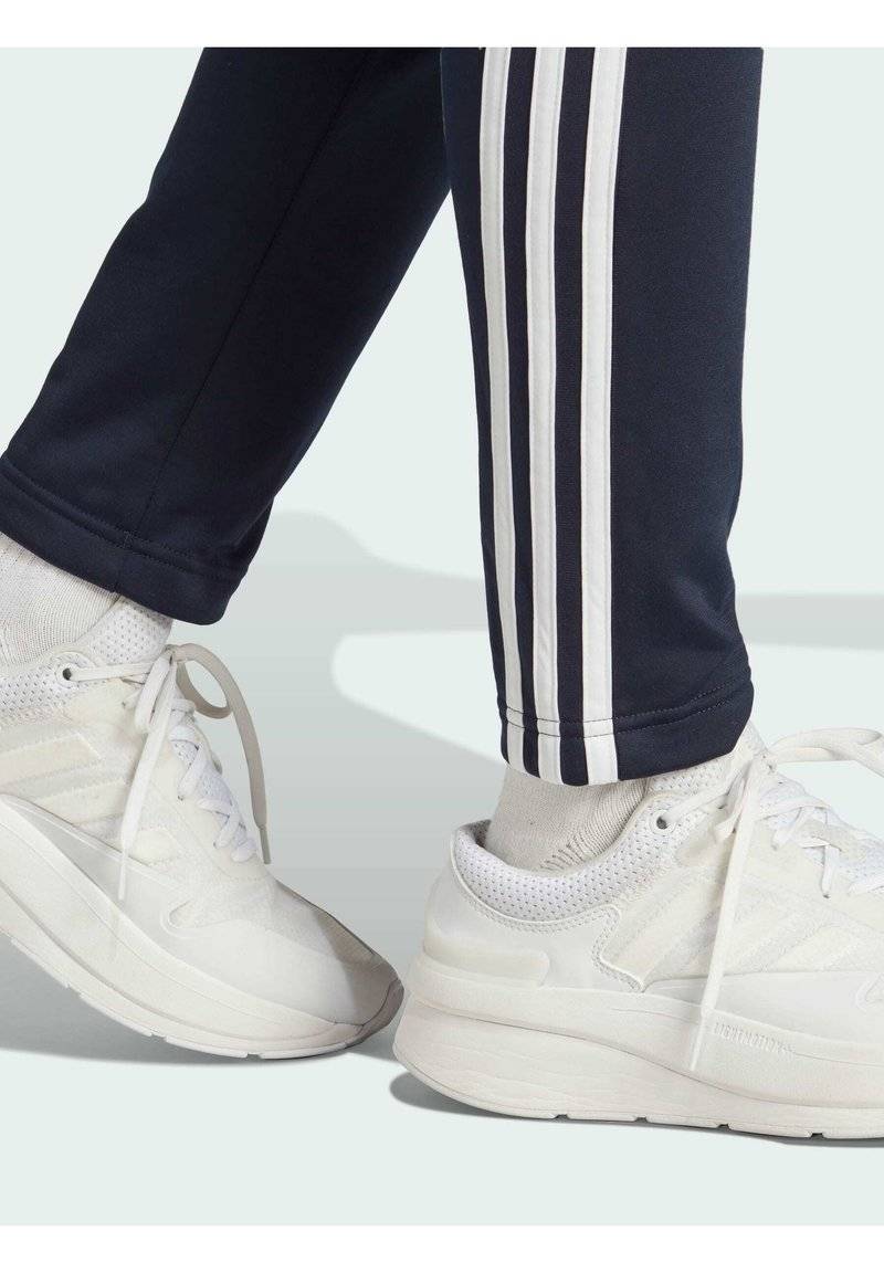 adidas Sportswear adidas Sportswear ESSENTIALS 3-STRIPES - Tracksuit - legend ink white Rabatt