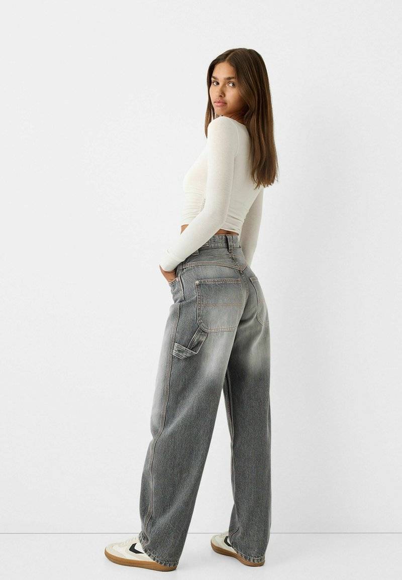 Bershka Bershka WIDE BALLOON CARPENTER - Relaxed fit jeans - grey Räumungsverkauf