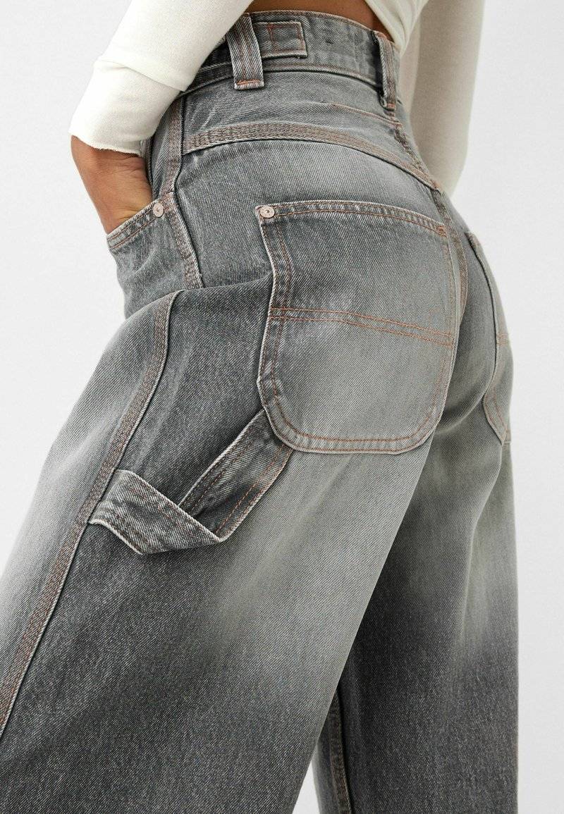 Bershka Bershka WIDE BALLOON CARPENTER - Relaxed fit jeans - grey Räumungsverkauf