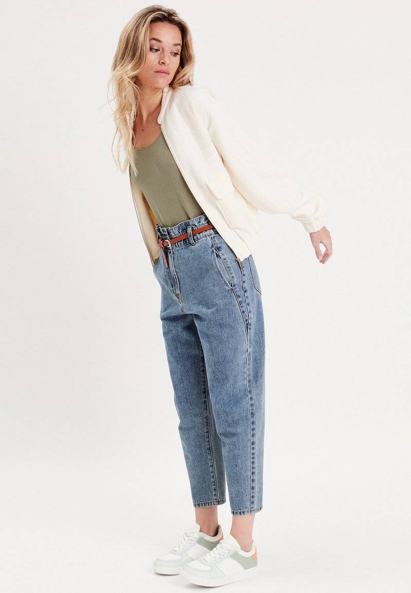 Cache Cache Cache Cache SLOUCHY-MIT GÜRTEL - Jeans Tapered Fit - denim stone Letzte 2 Tage