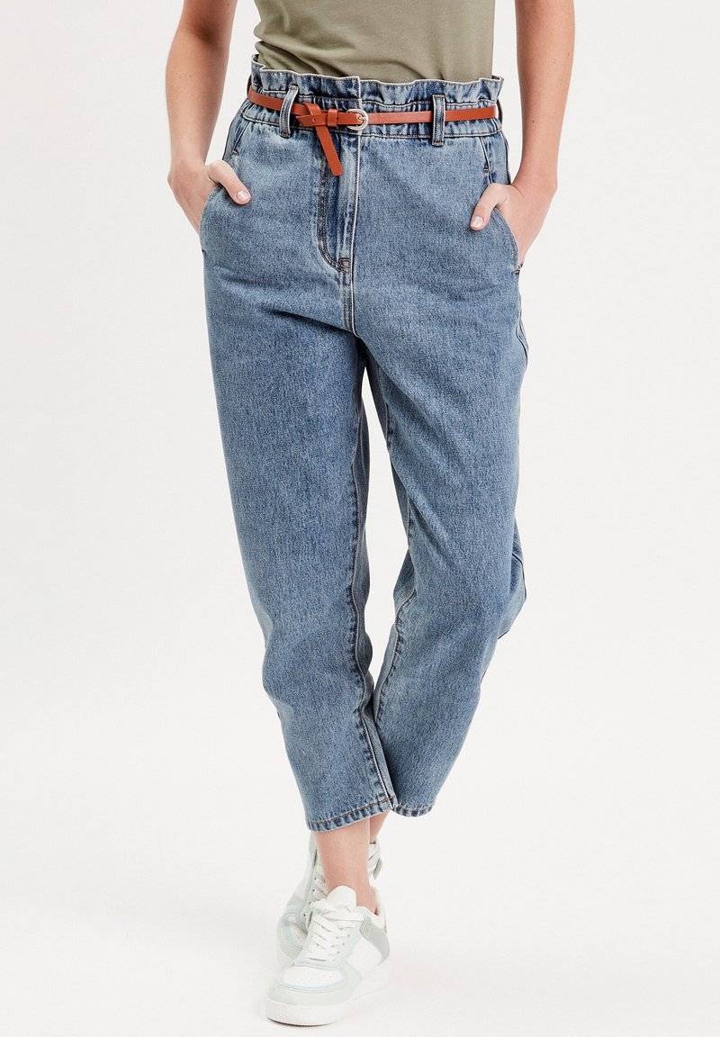 Cache Cache Cache Cache SLOUCHY-MIT GÜRTEL - Jeans Tapered Fit - denim stone Letzte 2 Tage