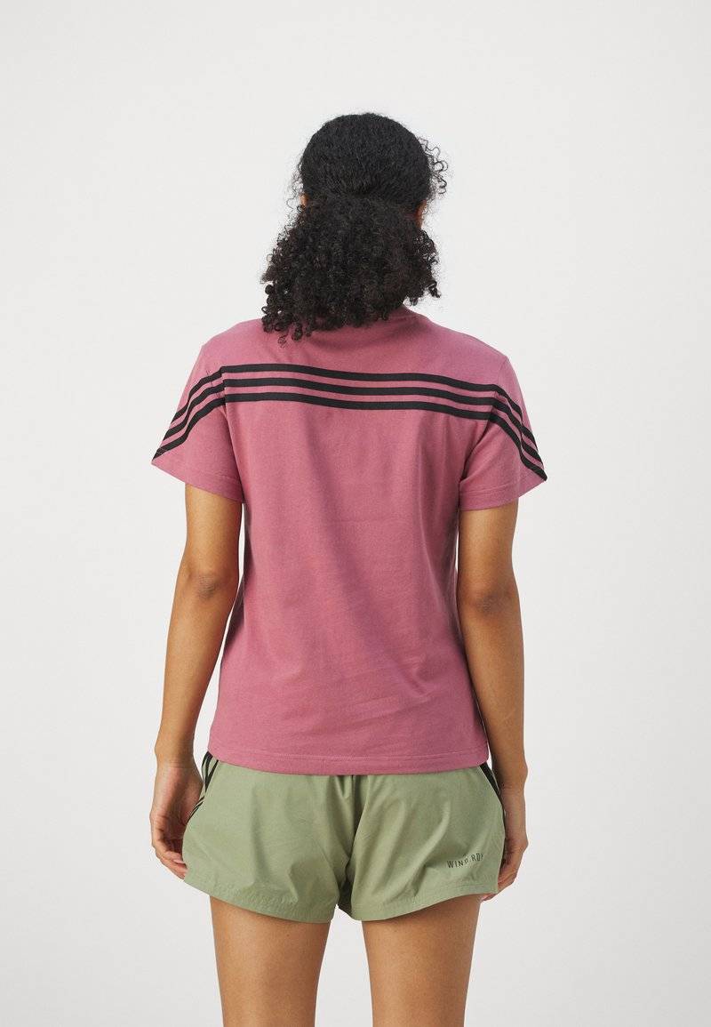 adidas Sportswear adidas Sportswear FUTURE ICONS THREE STRIPES - Print T-shirt - preloved crimson Schlussverkauf
