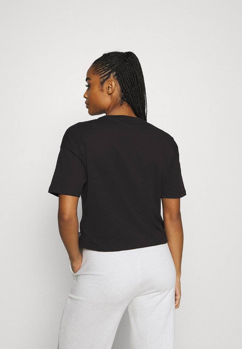 Puma Puma CROPPED LOGO TEE - Print T-shirt - puma black Saisonschlussverkauf