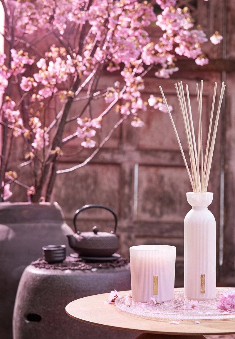 Rituals Rituals SCENTED CANDLE THE RITUAL OF SAKURA - FLORAL - CHERRY BLOSSOM & RICE MILK - Scented candle Black Friday Preise