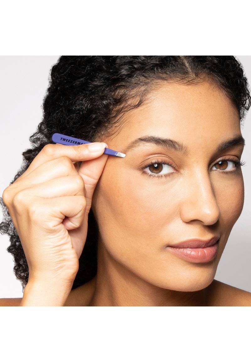 TWEEZERMAN TWEEZERMAN MINI SLANT TWEEZER - Hair removal tool - purple Fabrikverkauf