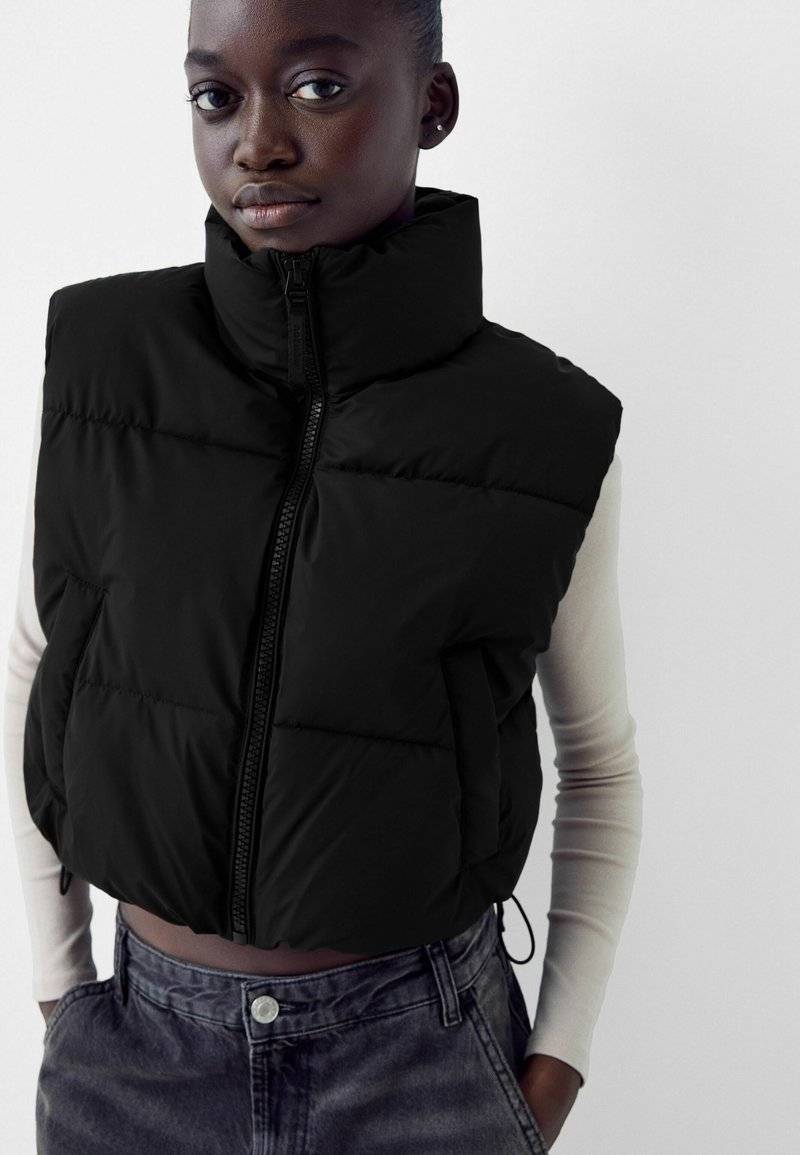 Bershka Bershka CROPPED PUFFER - Waistcoat - black denim Jubiläumsangebot
