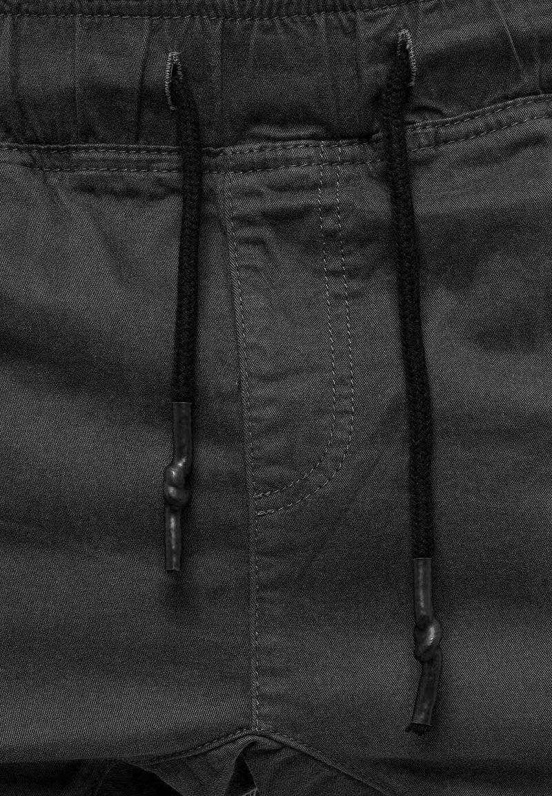 Tazzio Tazzio Cargo trousers - anthrazit Versandkostenfrei