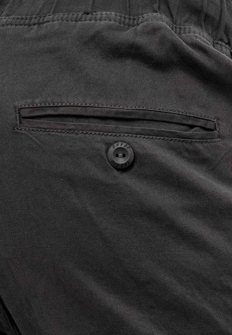 Tazzio Tazzio Cargo trousers - anthrazit Versandkostenfrei