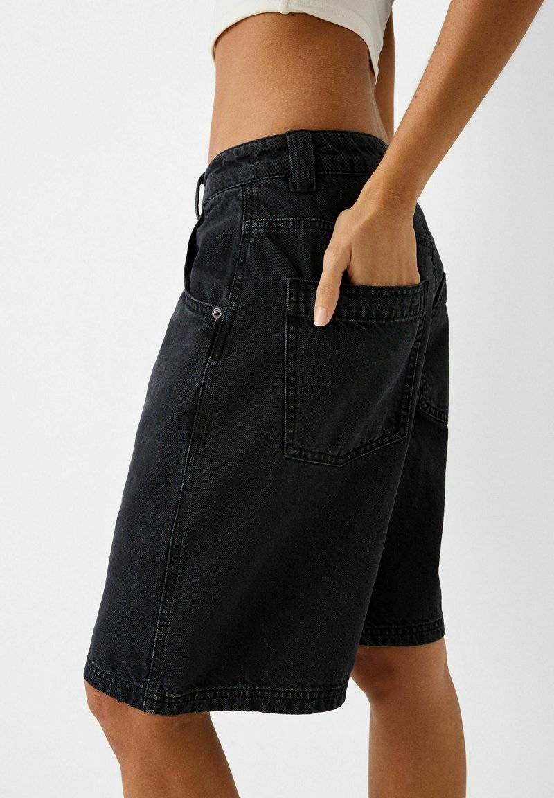 Bershka Bershka BERMUDA - Denim shorts - black Blitzangebot