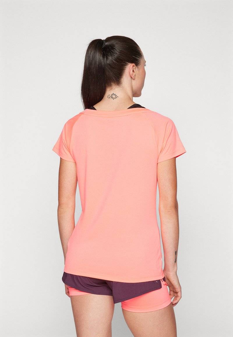 Puma Puma TRAIN FAVORITE CAT TEE - Sports T-shirt - sunset glow Kostenlose Rückgabe