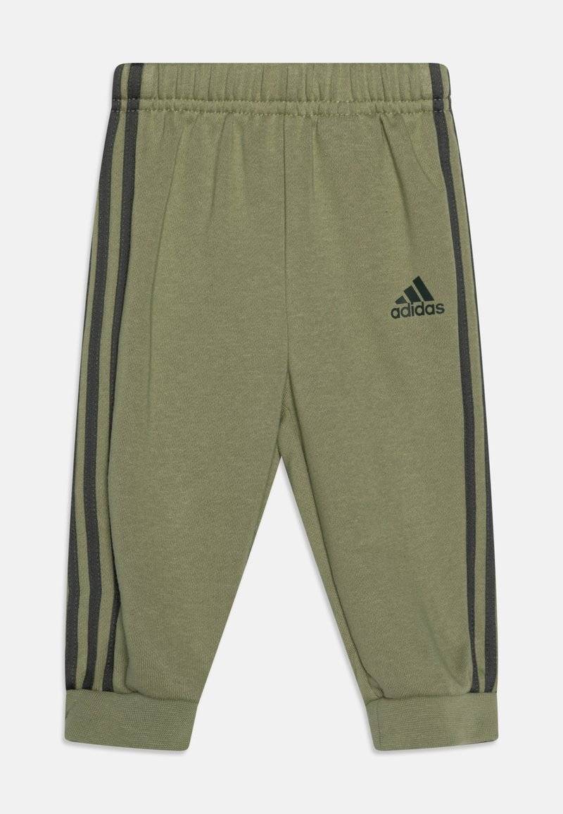 adidas Performance adidas Performance ESSENTIALS ALLOVER PRINTED - Tracksuit - tent green Letzte 3 Tage