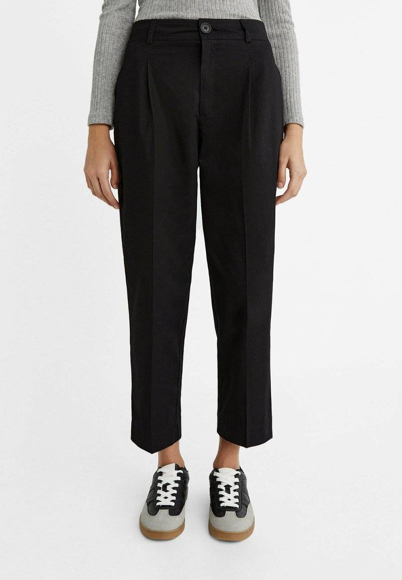 Stradivarius Stradivarius CARROT WITH DARTS DETAIL - Trousers - black Valentinstagsangebot
