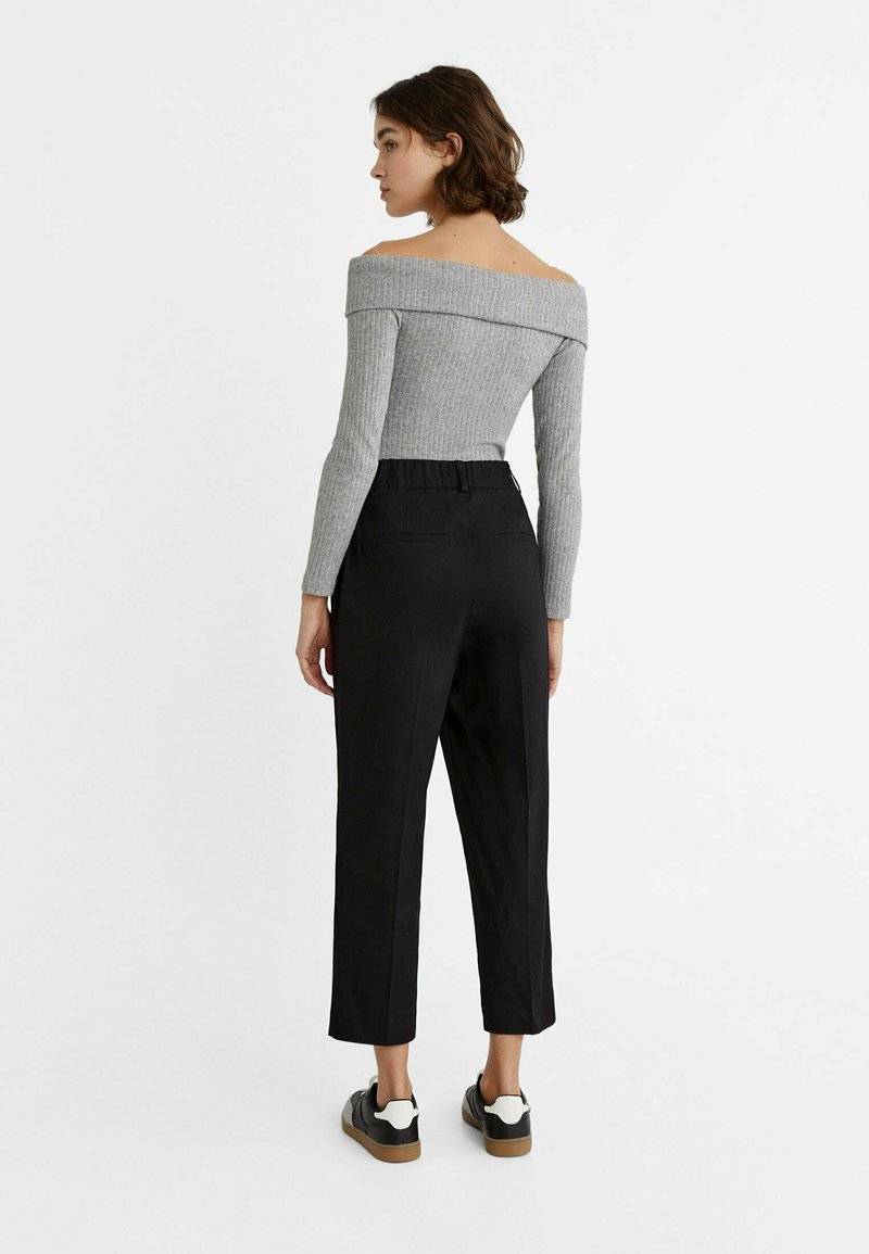 Stradivarius Stradivarius CARROT WITH DARTS DETAIL - Trousers - black Valentinstagsangebot