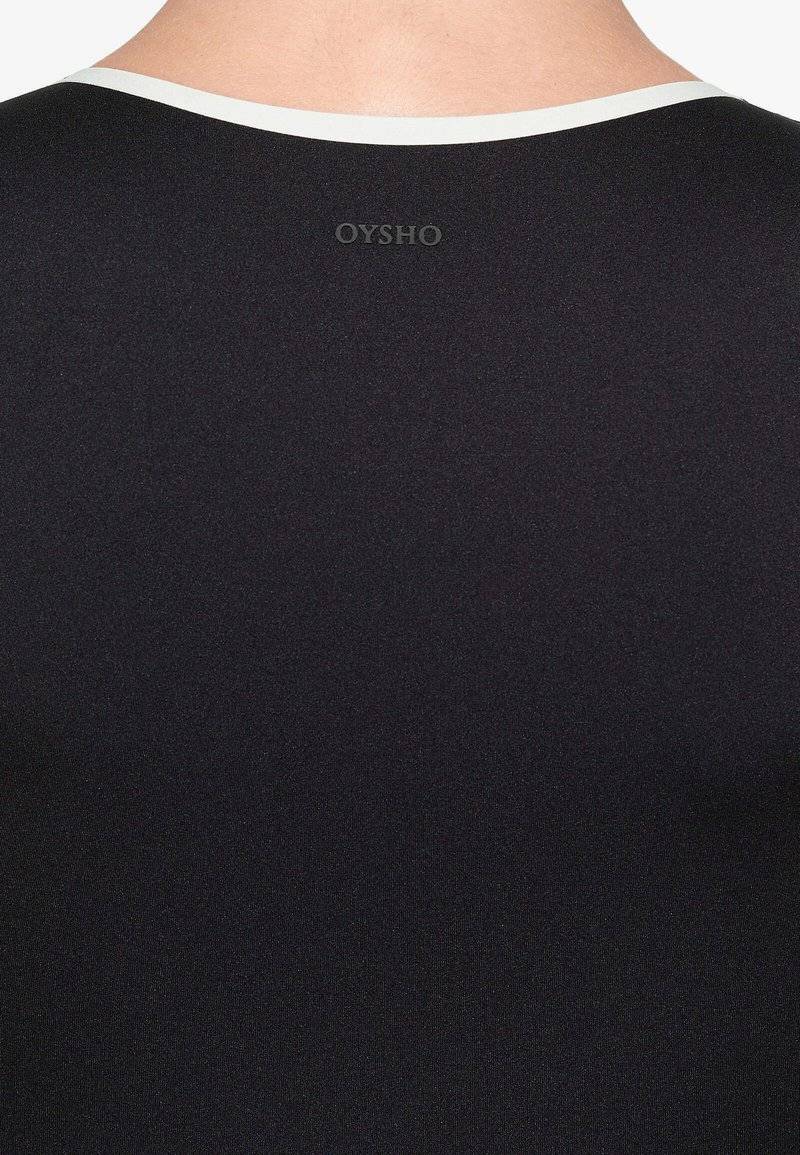 OYSHO OYSHO PERFECT-ADAPT PIPING - Sports T-shirt - black Riesige Ersparnisse