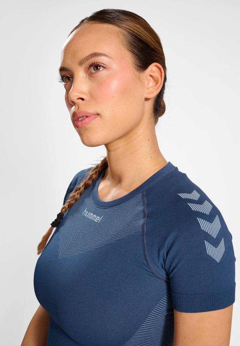 Hummel Hummel FIRST SEAMLESS - Sports T-shirt - vintage indigo Fabrik Onlineshop