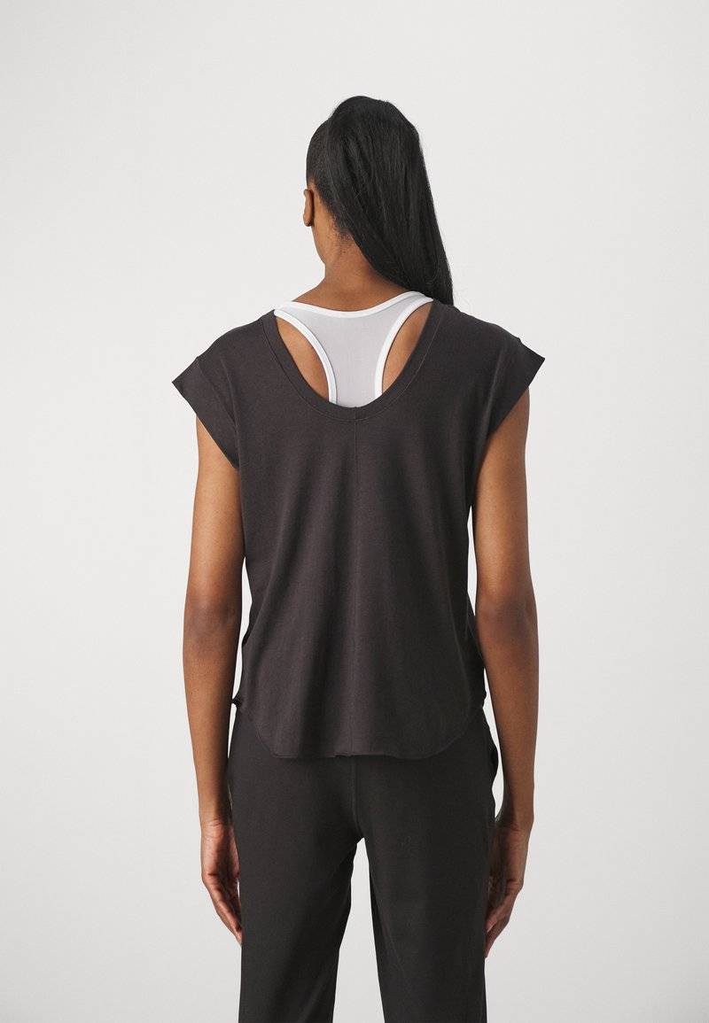 Puma Puma STUDIO FOUNDATIONS TEE - Sports T-shirt - black Versandkostenfrei