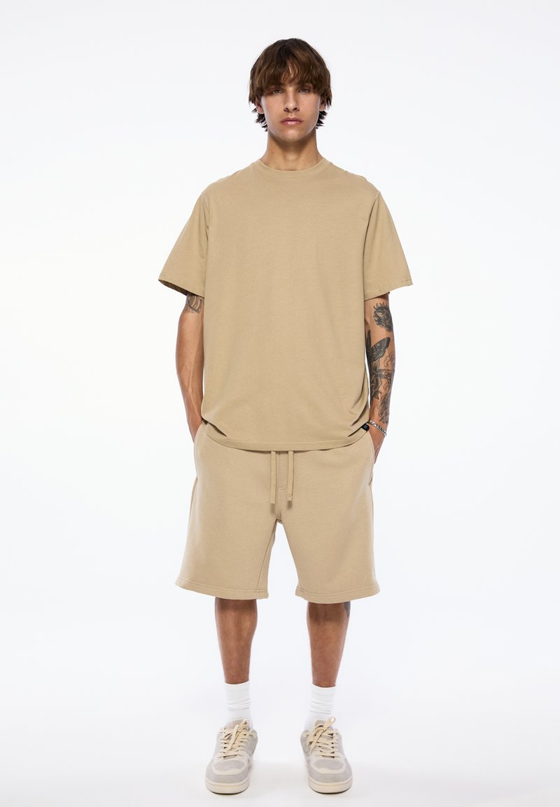 PULL&BEAR PULL&BEAR SET BERMUDA SHORTS AND T-SHIRT - Tracksuit bottoms - sand Neueste Stile