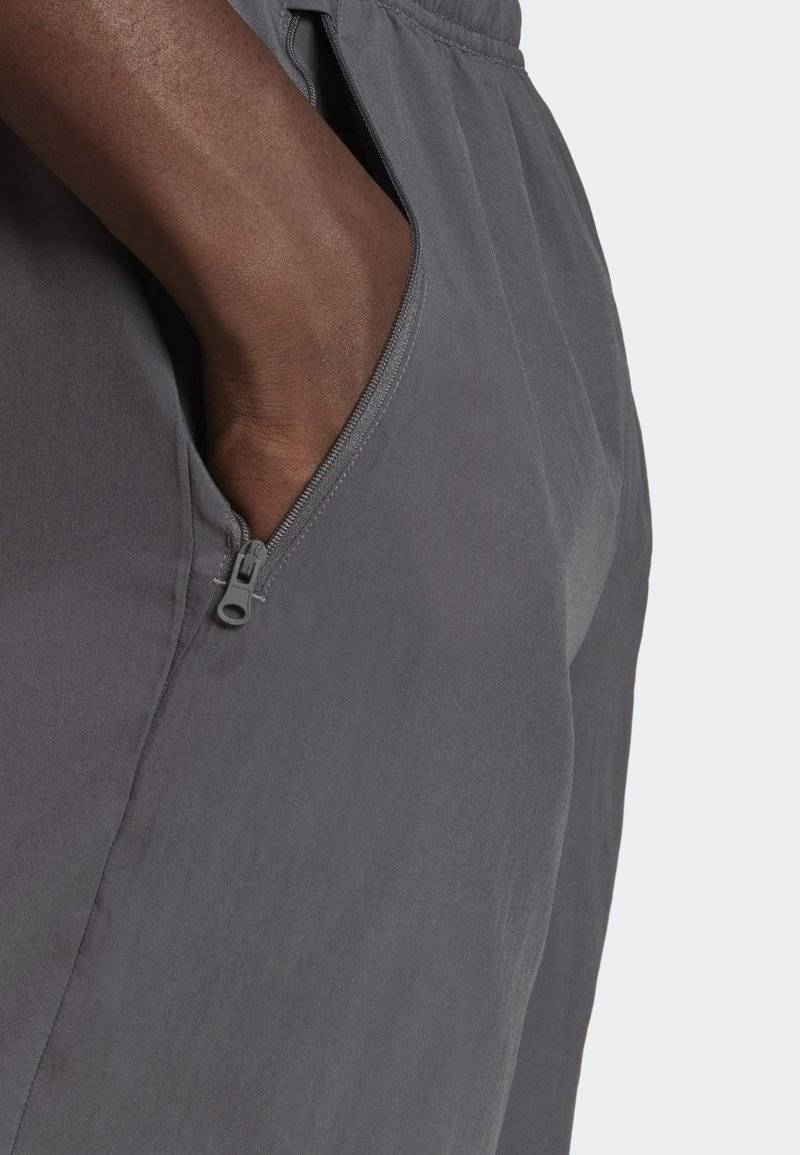 adidas Performance adidas Performance ESSENTIALS WOVEN - Sports shorts - grey Letzter Tag
