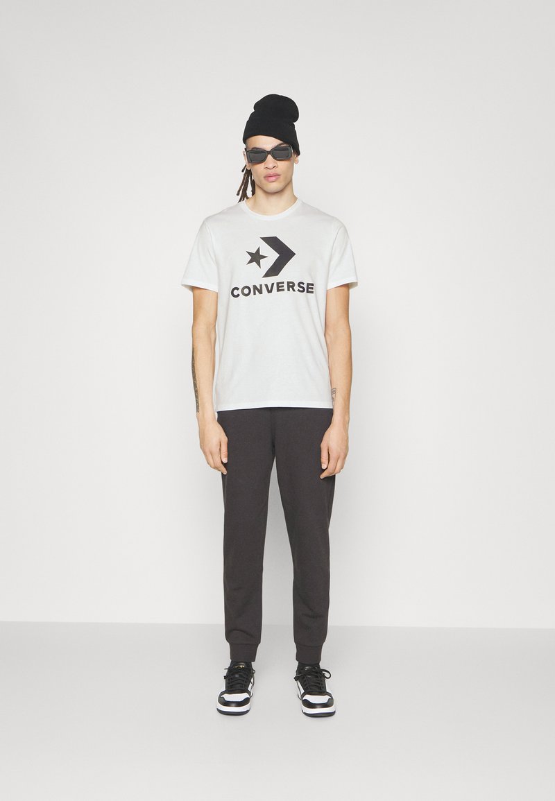Converse Converse GO TO STAR CHEVRON TEE UNISEX - Print T-shirt - white zollfrei