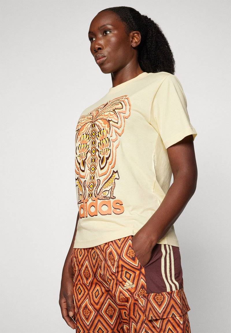 adidas Sportswear adidas Sportswear ADIDAS FARM RIO GRAPHIC - Print T-shirt - easy yellow Saisonale Angebote
