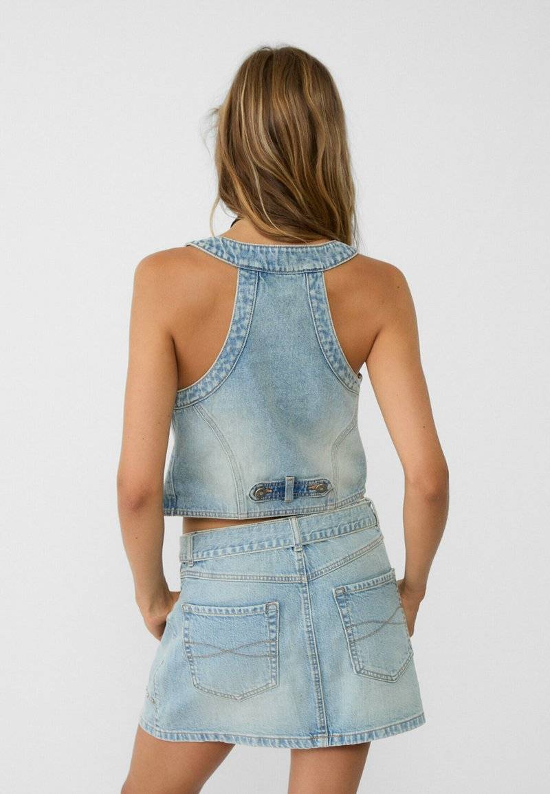Stradivarius Stradivarius STUDDED - Waistcoat - laser denim Im Verkauf