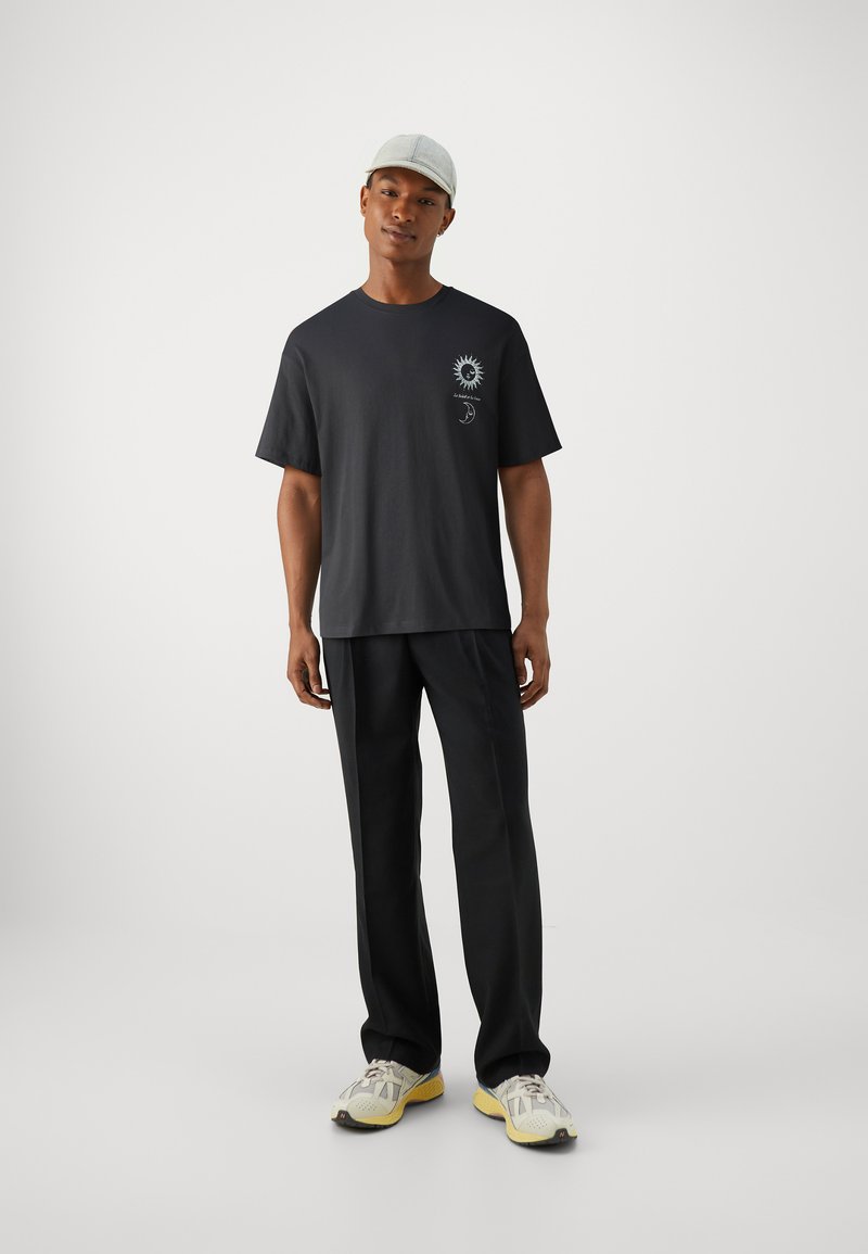 Jack & Jones Jack & Jones JORSOLEIL TEE CREW NECK UNISEX - Print T-shirt - black Meist gekauft