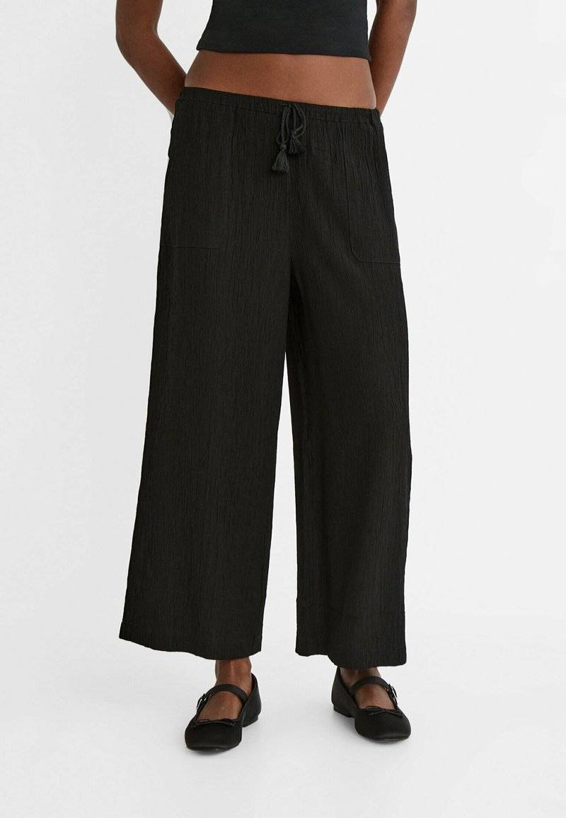 Stradivarius Stradivarius FLOWING CULOTTES - Trousers - black