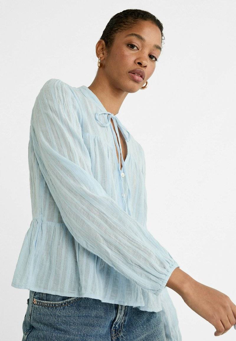 Stradivarius Stradivarius FLOWING BOHO - Blouse - light blue Fabrikpreis