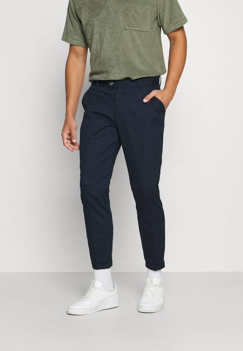 Redefined Rebel Redefined Rebel ERCAN CROPPED PANTS - Trousers - dark navy Begrenzt auf 3 Tage