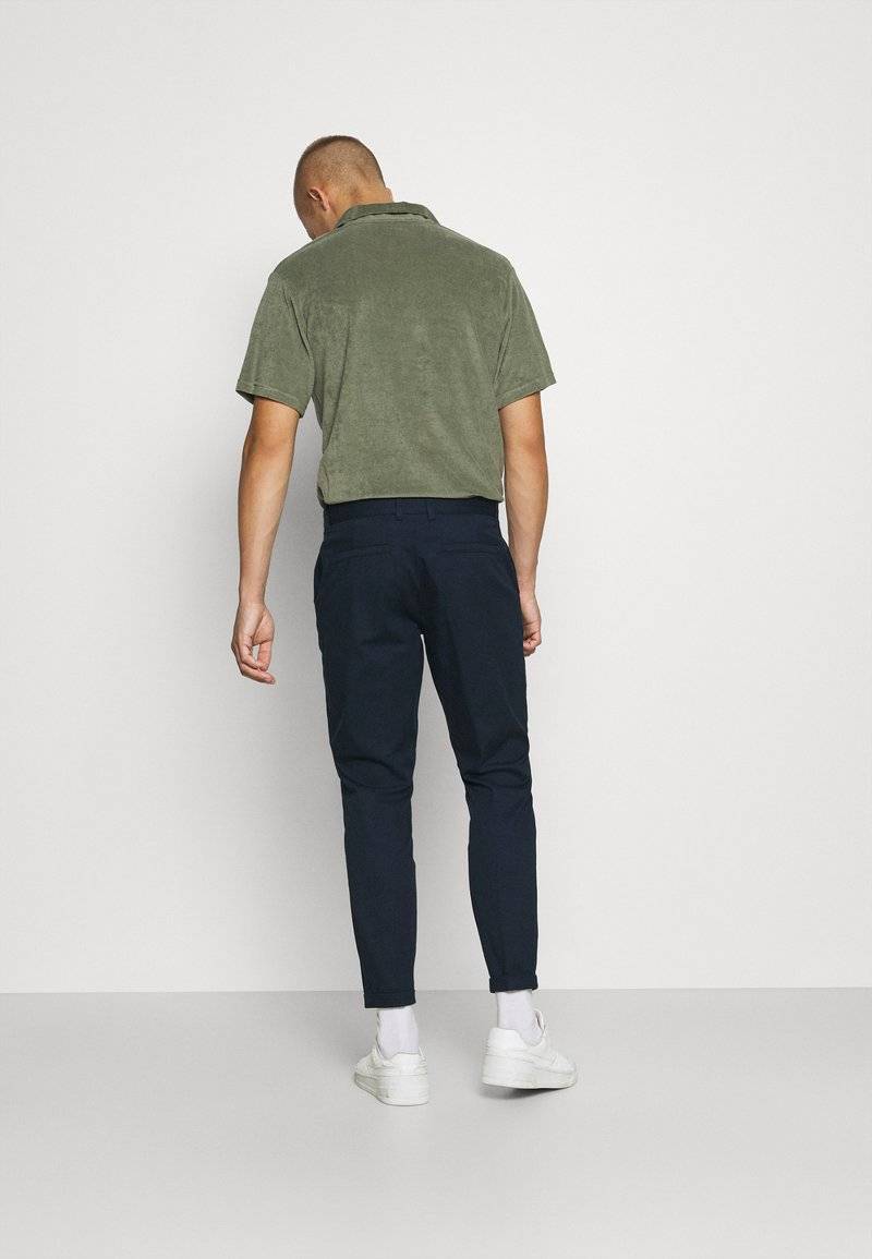 Redefined Rebel Redefined Rebel ERCAN CROPPED PANTS - Trousers - dark navy Begrenzt auf 3 Tage