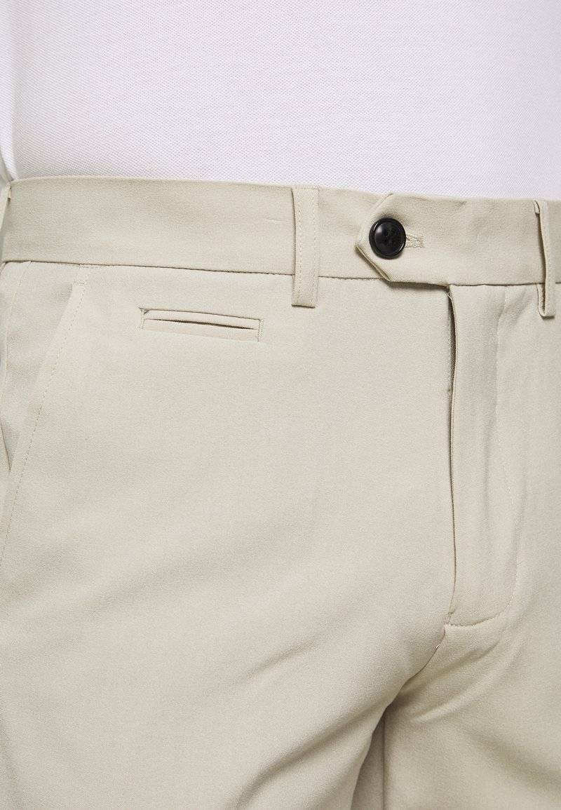 Lindbergh Lindbergh SLIM FIT CLUB PANTS - Chinos - light sand zollfrei