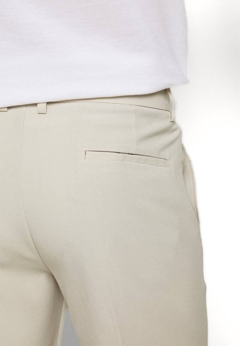 Lindbergh Lindbergh SLIM FIT CLUB PANTS - Chinos - light sand zollfrei