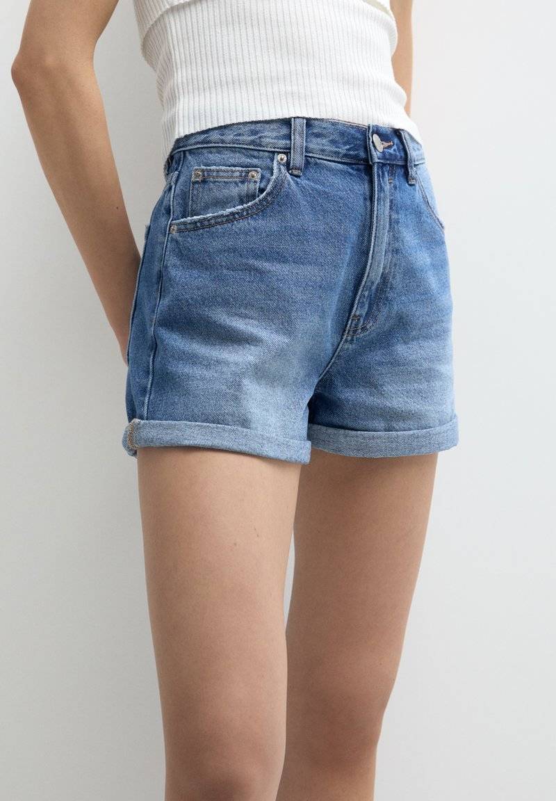 PULL&BEAR PULL&BEAR TURN-UP MOM - Denim shorts - blue Günstig kaufen