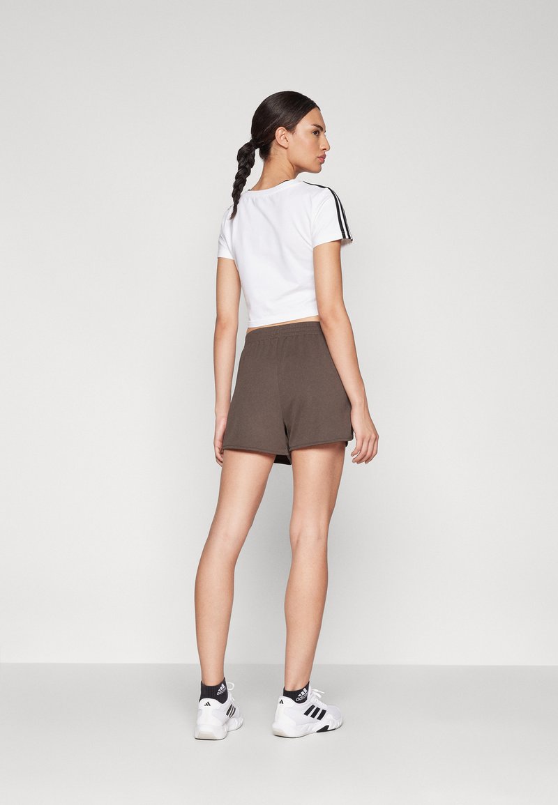 adidas Performance adidas Performance TRAIN ESSENTIALS BIG LOGO - Sports shorts - shadow olive Valentinstagsangebot