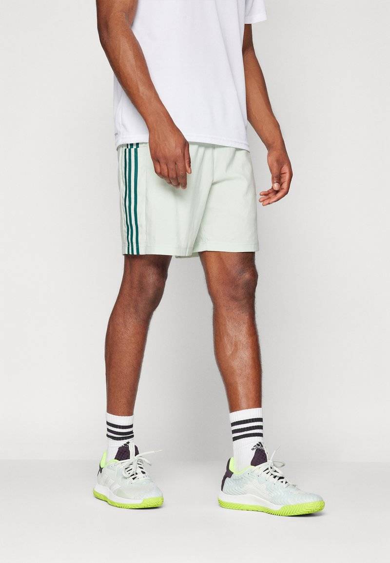 adidas Sportswear adidas Sportswear AEROREADY ESSENTIALS CHELSEA 3-STRIPES - Sports shorts - linen green