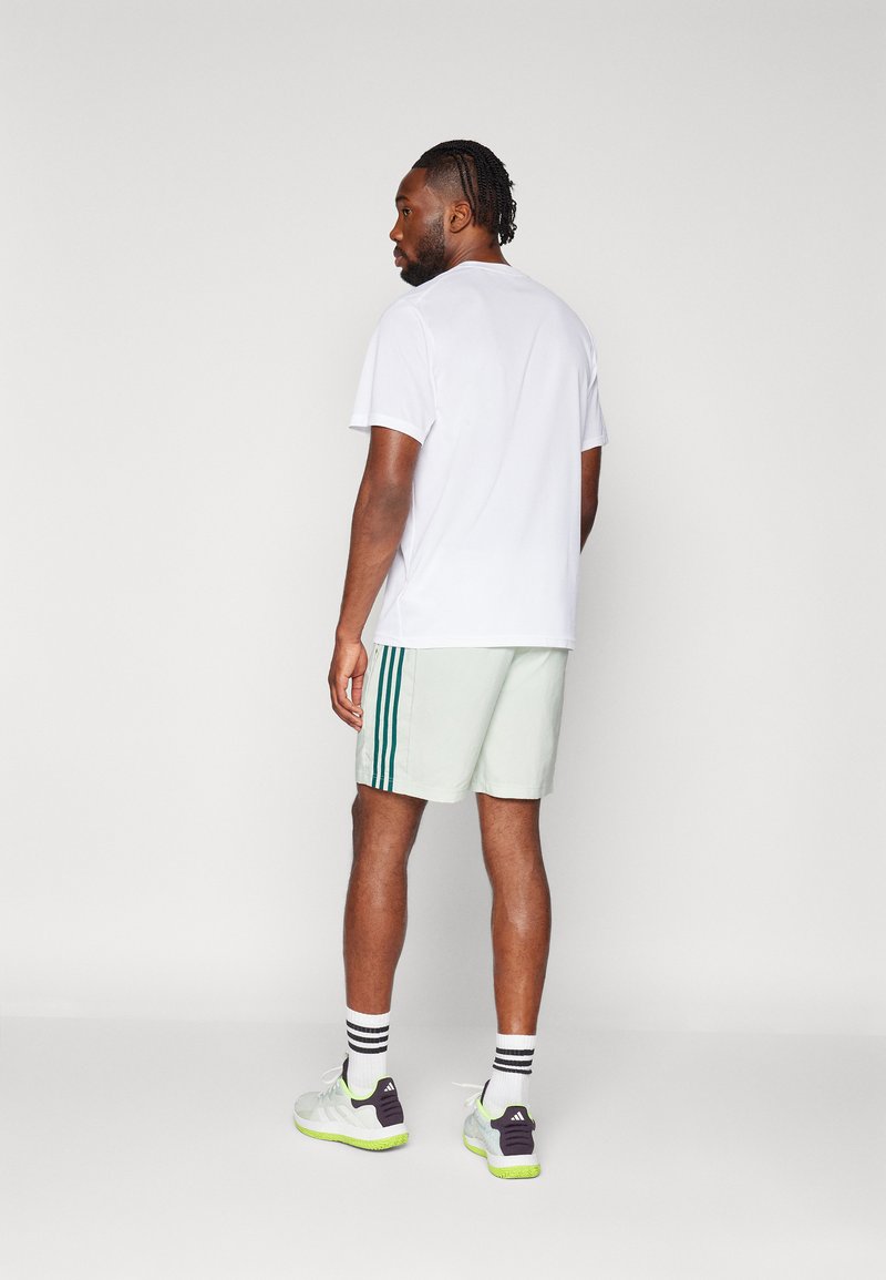 adidas Sportswear adidas Sportswear AEROREADY ESSENTIALS CHELSEA 3-STRIPES - Sports shorts - linen green Valentinstagsangebot