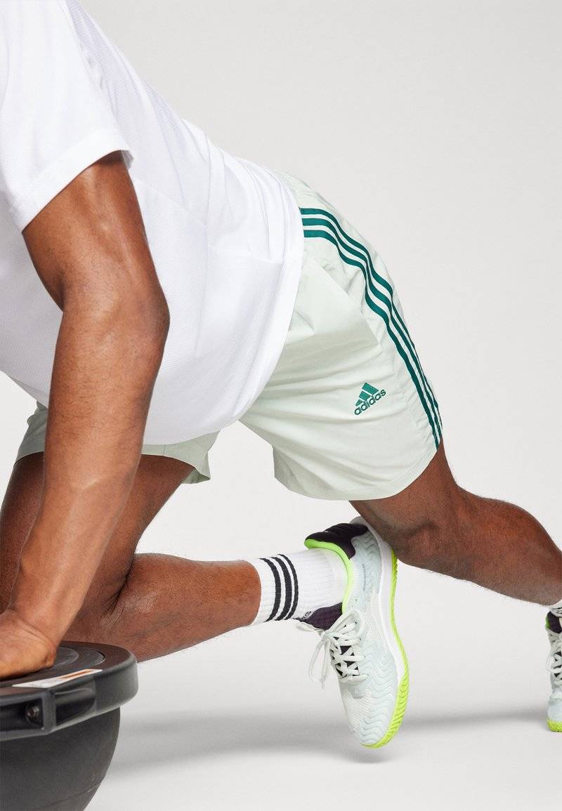 adidas Sportswear adidas Sportswear AEROREADY ESSENTIALS CHELSEA 3-STRIPES - Sports shorts - linen green Valentinstagsangebot