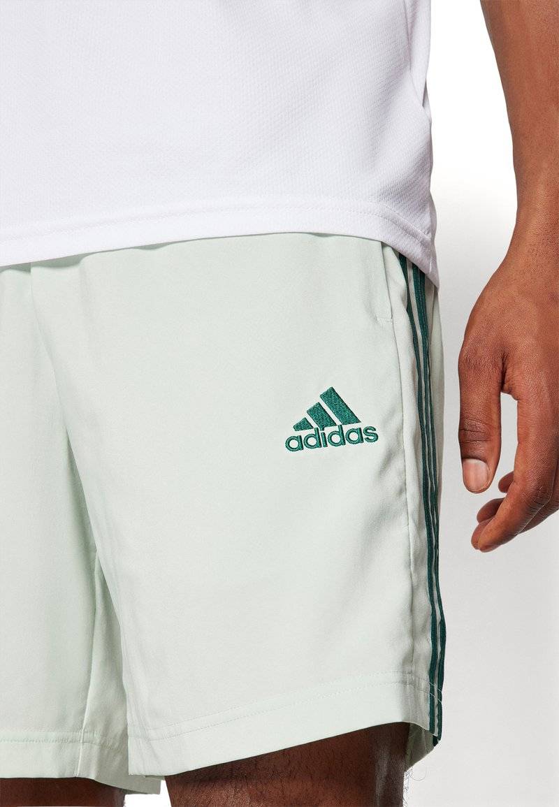 adidas Sportswear adidas Sportswear AEROREADY ESSENTIALS CHELSEA 3-STRIPES - Sports shorts - linen green Valentinstagsangebot