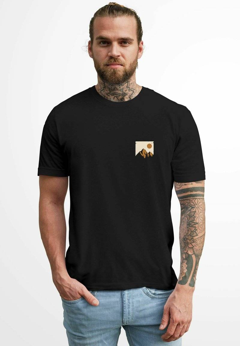 Neverless Neverless OUTDOOR ADVENTURE BRUSTLOGO NATUR BERGE WANDERN FASHION STREETSTYL - Print T-shirt - schwarz