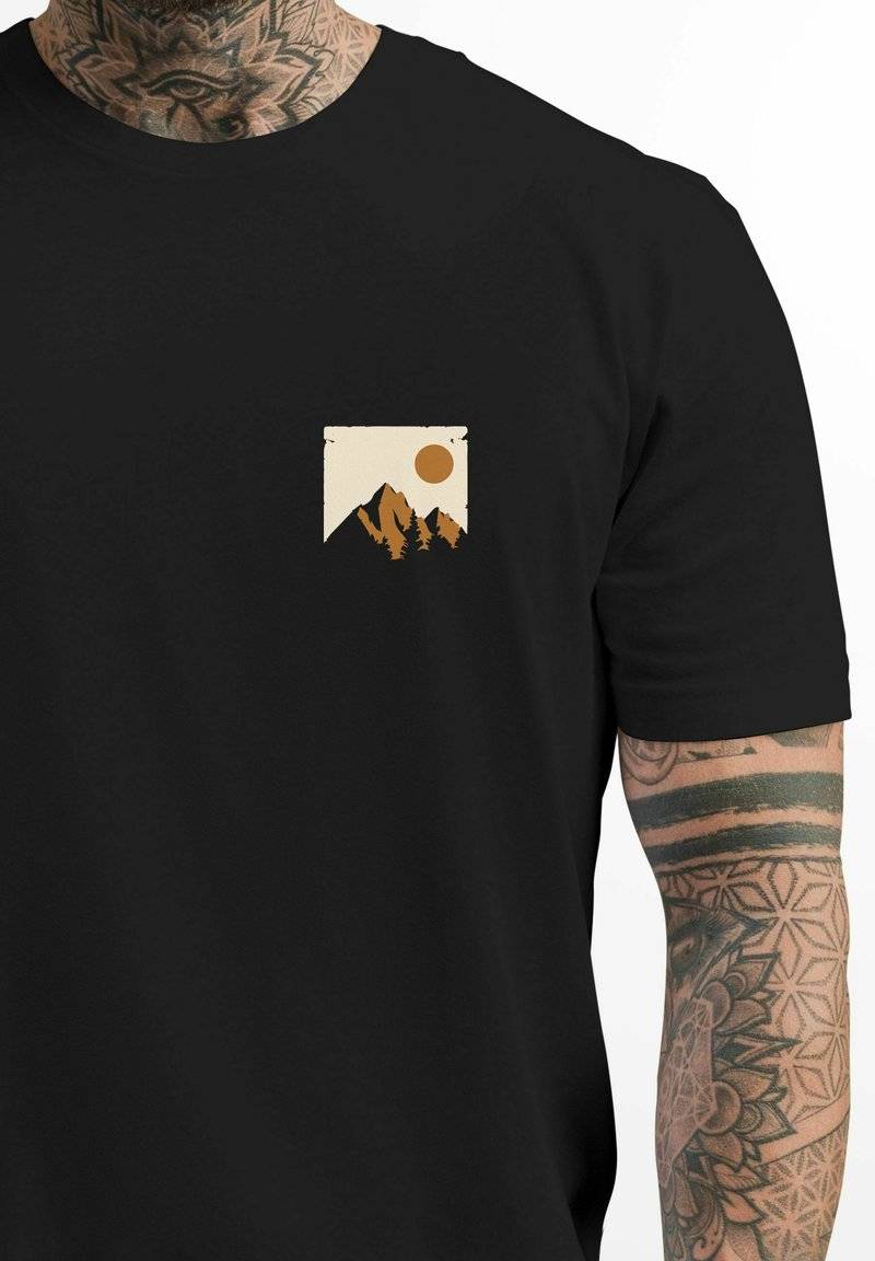Neverless Neverless OUTDOOR ADVENTURE BRUSTLOGO NATUR BERGE WANDERN FASHION STREETSTYL - Print T-shirt - schwarz Riesige Rabatte