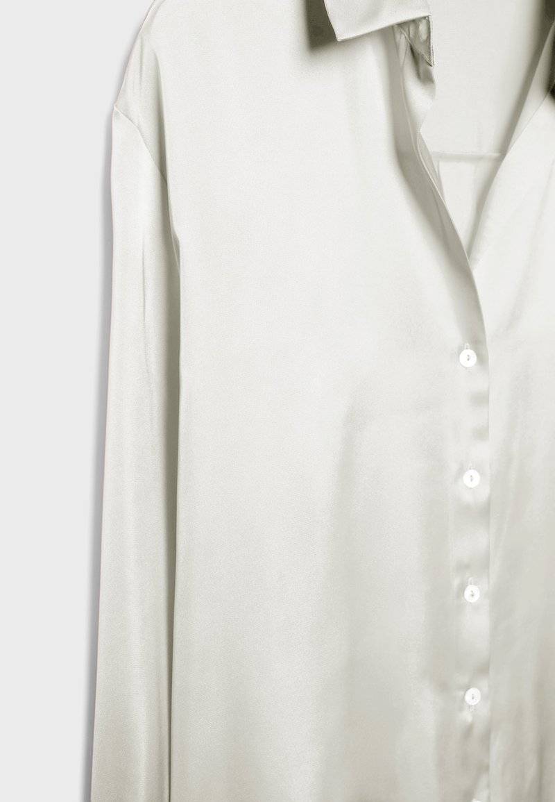 Stradivarius Stradivarius COLLARED - Button-down blouse - off white Clearance-Verkauf